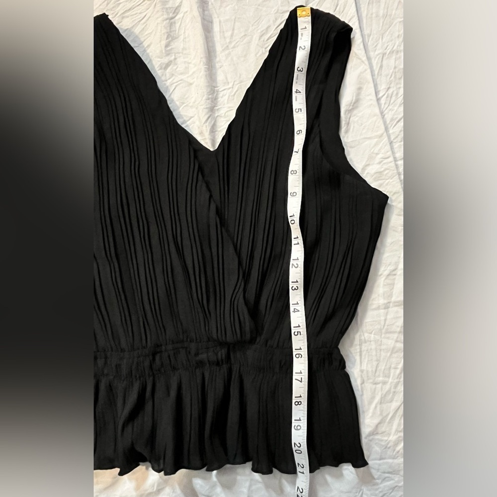 Moodie Women’s Small Black Sleeveless V-Neck Top - Picture 6 of 9